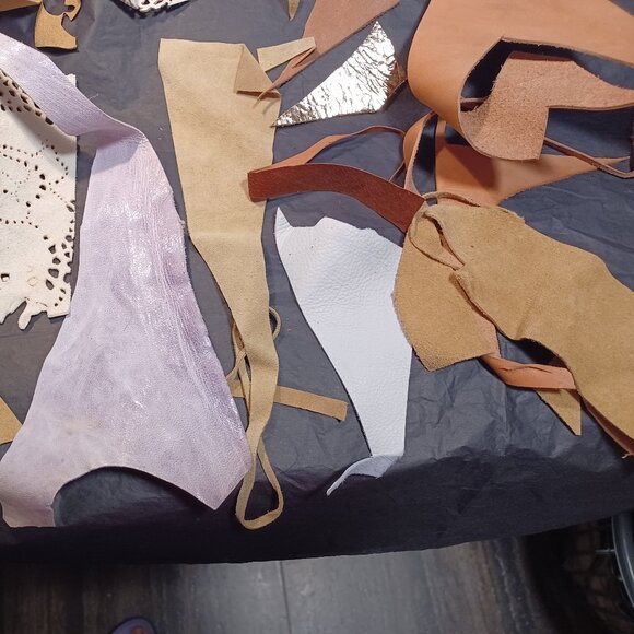 Box of Leather Scraps - Picture 3 of 10